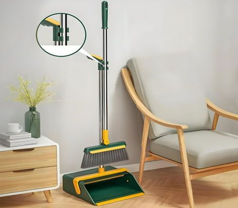 Brooms / dustpans / Trash Bins